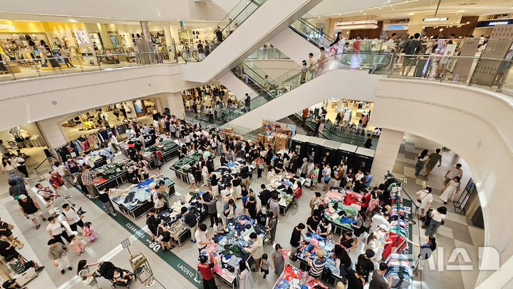 [용인=뉴시스] 김종택 기자 = 전국 대부분 지역에 폭염 경보가 발효된 27일 경기 용인시 롯데아울렛 기흥점이 더위를 피해 쇼핑을 나온 시민들로 북적이고 있다. 2025.07.06. jtk@newsis.com