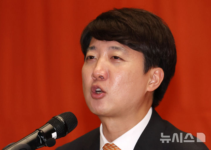 [서울=뉴시스] 김명년 기자 = 이준석 개혁신당 당대표 후보가 지난 27일 오후 서울 여의도 국회 의원회관에서 열린 개혁신당 제2차 전당대회에서 정견을 발표하고 있다. 2025.07.27. kmn@newsis.conm