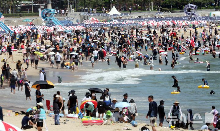  [부산=뉴시스] 하경민 기자 = 본격적인 여름 피서철인 27일 부산 해운대구 해운대해수욕장에 피서객이 몰려 북적이고 있다. 2025.07.27. yulnetphoto@newsis.com