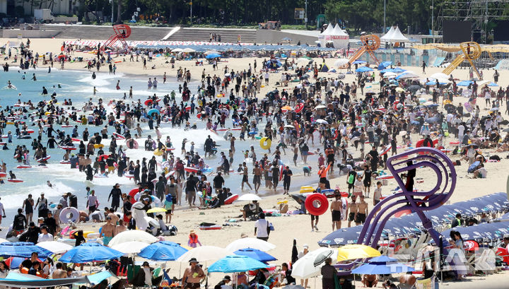  [부산=뉴시스] 하경민 기자 = 본격적인 여름 피서철인 27일 부산 해운대구 해운대해수욕장에 피서객이 몰려 북적이고 있다. 2025.07.27. yulnetphoto@newsis.com