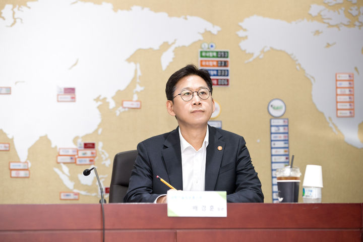 [서울=뉴시스] 김근수 기자 = 배경훈 과학기술정보통신부 장관이 27일 오후 서울 송파구 한국인터넷진흥원 인터넷침해대응센터를 방문해 사이버 위협에 대한 대응체계를 점검하고 있다. (사진= 과학기술정보통신부 제공) 2025.07.27. photo@newsis.com *재판매 및 DB 금지