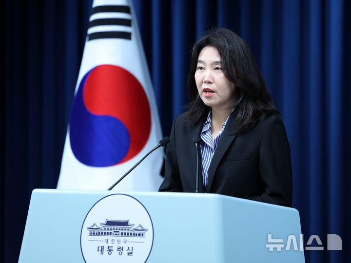 [서울=뉴시스] 고범준 기자 = 강유정 대변인이 27일 서울 용산 대통령실 청사에서 SPC 8시간 초과 야근 폐지 관련 브리핑을 하고 있다. 2025.07.27. bjko@newsis.com