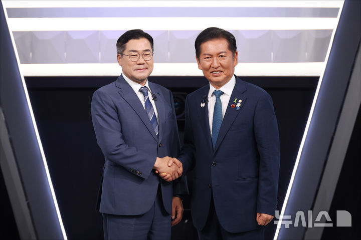 [서울=뉴시스] 국회사진기자단 = 박찬대, 정청래 더불어민주당 당대표 후보가 27일 오후 서울 여의도 KBS 신관 공개홀에서 TV토론회 시작 전 악수를 하며 포즈를 취하고 있다. 2025.07.27. photo@newsis.com