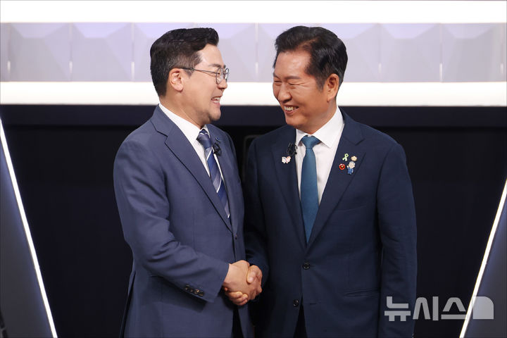 [서울=뉴시스] 국회사진기자단 = 정청래(오른쪽), 박찬대 더불어민주당 당대표 후보가 27일 오후 서울 여의도 KBS 신관 공개홀에서 TV토론회 시작 전 악수를 하며 포즈를 취하고 있다. 2025.07.27. photo@newsis.com