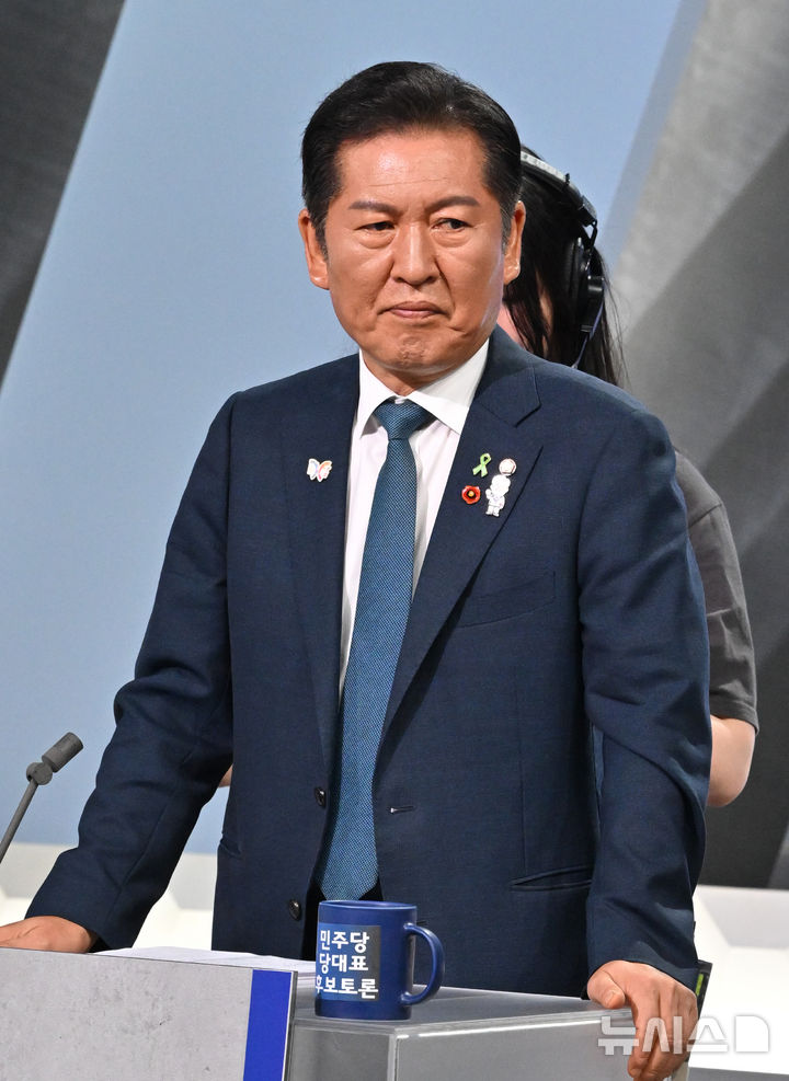 [서울=뉴시스] 국회사진기자단 = 정청래 더불어민주당 당대표 후보가 27일 오후 서울 여의도 KBS 신관 공개홀에서 열린 TV토론회에 참석해 있다. 2025.07.27. photo@newsis.com