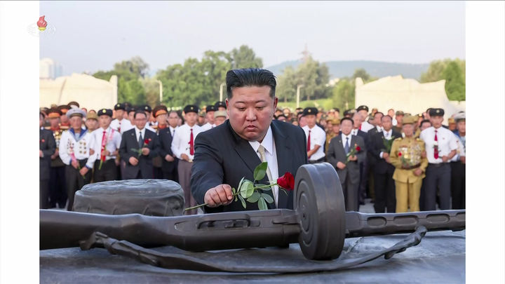 [서울=뉴시스] 김정은 북한 국무위원장이 조국해방전쟁승리 72주년(7월 27일)을 맞아 지난달 26일 전쟁노병들과 함께 조국해방전쟁참전열사묘를 찾았다고 조선중앙TV가 27일 보도했다. (사진= 조선중앙TV 캡쳐) 2025.08.13. photo@newsis.com *재판매 및 DB 금지