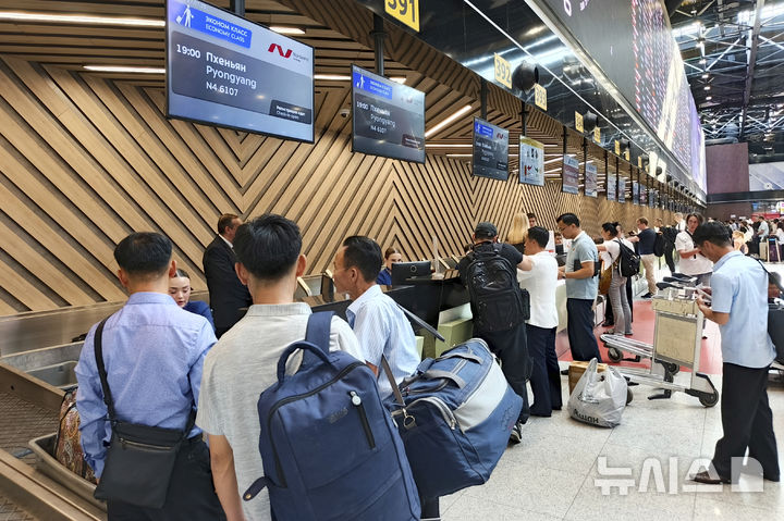 [모스크바=AP/뉴시스] 러시아가 모스크바-평양 직항 여객기 운항을 시작한 가운데 27일(현지 시간) 모스크바 외곽 셰레메티예보 국제공항에서 북한 평양행 첫 항공편 승객들이 탑승 수속을 하고 있다. 2025.07.28.