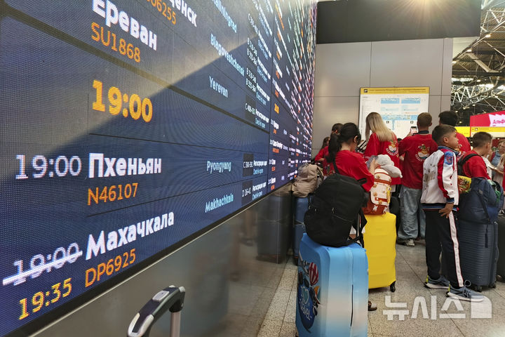 [모스크바=AP/뉴시스] 러시아가 모스크바-평양 직항 여객기 운항을 시작한 가운데 27일(현지 시간) 모스크바 외곽 셰레메티예보 국제공항에서 오후 7시에 출발하는 북한 평양행 첫 항공편 승객들이 탑승 수속을 하고 있다. 2025.07.28.