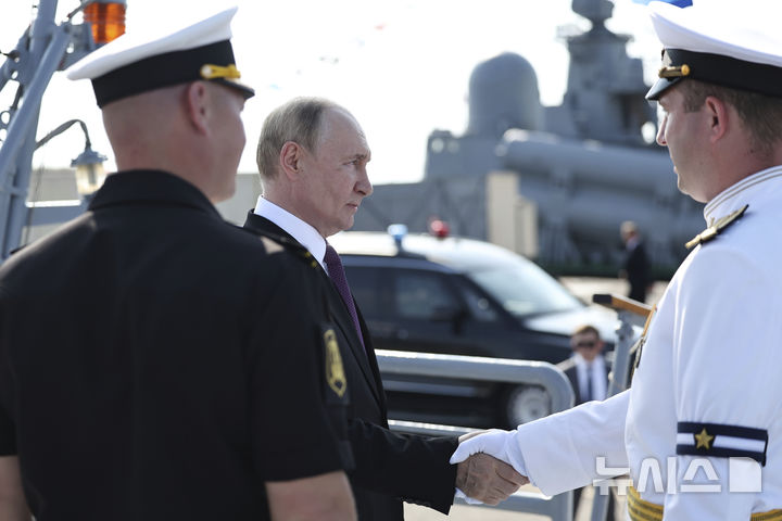 [크론시타트=AP/뉴시스] 블라디미르 푸틴 러시아 대통령이 27일(현지 시간) 러시아 해군의 날을 맞아 상트페테르부르크 외곽 크론시타트에서 호위함 '아드미랄 그리고로비치'호를 방문해 지휘관과 인사를 나누고 있다. 러시아는 매년 7월 마지막 일요일을 '해군의 날'로 기념한다. 2025.07.29.