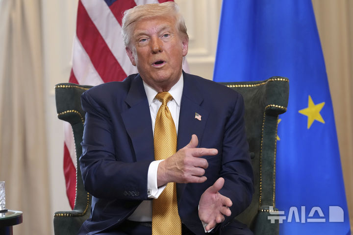 [턴베리=AP/뉴시스] 도널드 트럼프 미국 대통령이 27일(현지 시간) 스코틀랜드 턴베리의 트럼프 턴베리 골프장에서 우르줄라 폰데어라이엔 유럽연합(EU) 집행위원장과의 회담에 대해 발언하고 있다. 미국과 EU가 '상호관세 15%'를 골자로 한 무역 합의를 타결했다. 2025.07.28.