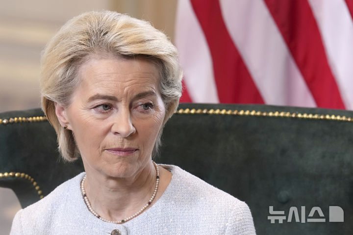 [턴베리=AP/뉴시스] 유럽연합(EU)은 동결된 러시아 중앙은행 자산을 활용해 우크라이나에 무이자 대출을 제공하고, 일부는 유럽산 무기 조달에 사용될 것이라고 밝혔다. 사진은 우르줄라 폰데어라이엔 EU 집행위원장이 지난 7월 27일(현지 시간) 스코틀랜드 턴베리의 트럼프 턴베리 골프장에서 도널드 트럼프 미국 대통령의 발언을 듣고 있는 모습. 2025.10.01.