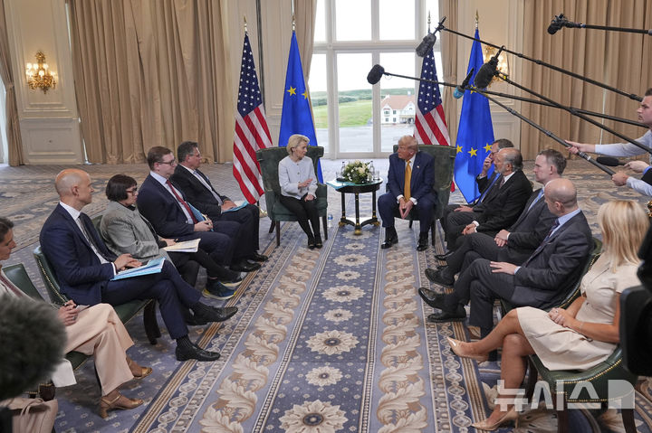 [턴베리=AP/뉴시스] 도널드 트럼프 미국 대통령과 우르줄라 폰데어라이엔 유럽연합(EU) 집행위원장이 27일(현지 시간) 스코틀랜드 턴베리의 트럼프 턴베리 골프장에서 회담하고 있다. 미국과 EU가 '상호관세 15%'를 골자로 한 무역 합의를 타결했다. 2025.07.28.