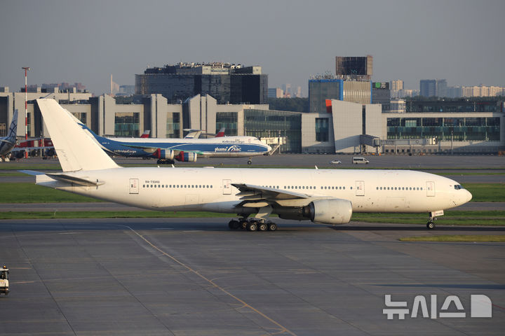 [모스크바=AP/뉴시스] 러시아가 모스크바-평양 직항 여객기 운항을 시작한 가운데 27일(현지 시간) 모스크바 외곽 셰레메티예보 국제공항에서 북한 평양행 노드윈드항공 소속 보잉 777-200ER 여객기가 이륙을 위해 이동하고 있다. 2025.07.28.