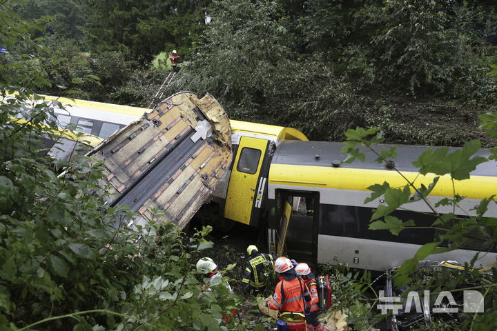 [츠비팔텐=AP/뉴시스] 27일(현지 시간) AP통신과 CNN에 따르면, 연방 및 지방 경찰은 뮌헨에서 서쪽으로 약 158km 떨어진 리들링겐 인근에서 여객 열차 탈선 사고가 발생했으며, 사고 원인을 조사 중이라고 밝혔다. 구조대원들이 27일(현지 시간) 츠비팔텐도르프에서 탈선한 열차 안의 승객들을 수색하고 있다. 2025.07.28.
