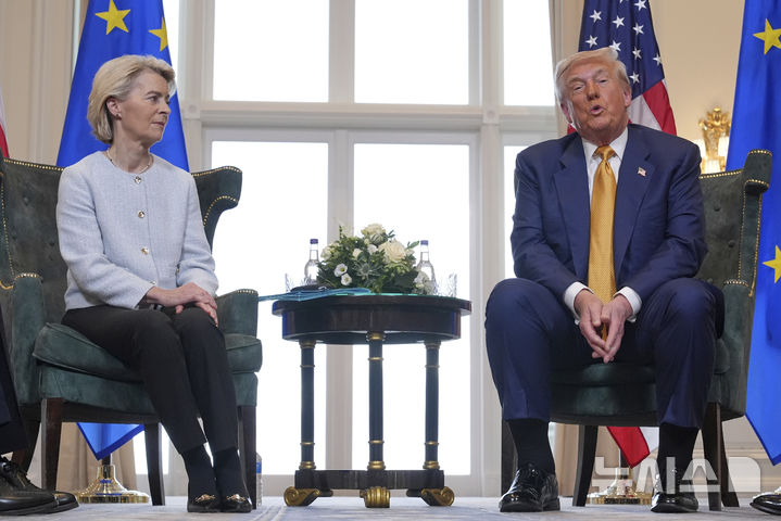 [턴베리=AP/뉴시스] 도널드 트럼프(오른쪽) 미국 대통령과 우르줄라 폰 데어 라이엔 유럽연합(EU) 집행위원장이 27일(현지시간) 스코틀랜드 턴베리의 트럼프 턴베리 골프장에서 회담하고 있다. 미국과 EU가 '상호관세 15%'를 골자로 한 무역 합의를 타결했다. 2025.07.28