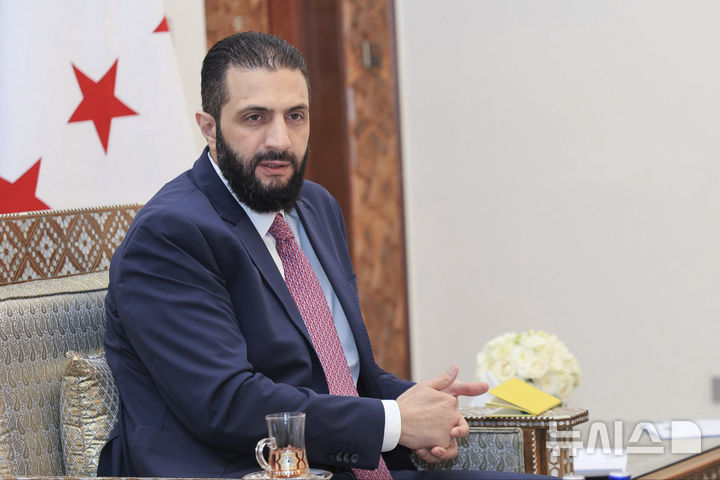 [다마스쿠스=AP/뉴시스] 도널드 트럼프 미국 행정부가 시리아의 아흐메드 알샤라 대통령의 백악관 방문을 앞두고, 13년 내전 이후 시리아 재건을 가로막아온 미국의 주요 대(對) 시리아 제재법 철회를 추진하고 있다고 4일(현지 시간) 월스트리트저널(WSJ)이 보도했다. 사진은 시리아 국영 SANA 통신이 공개한 사진에 아메드 알샤라 시리아 대통령. 2025.11.05.