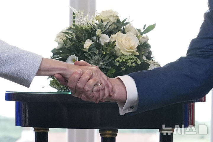 [턴베리=AP/뉴시스] 도널드 트럼프(오른쪽) 미국 대통령과 우르줄라 폰데어라이엔 유럽연합(EU) 집행위원장이 27일(현지 시간) 스코틀랜드 턴베리의 트럼프 턴베리 골프장에서 무역 합의에 도달한 후 악수하고 있다. 미국과 EU가 '상호관세 15%'를 골자로 한 무역 합의를 타결했다. 2025.07.28.