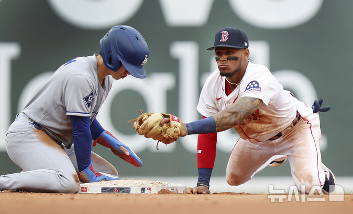 [보스턴=AP/뉴시스] LA 다저스의 김혜성(왼쪽)이 27일(현지 시간) 미 매사추세츠주 보스턴의 펜웨이 파크에서 열린 2025 메이저리그 보스턴 레드삭스와의 경기 8회 초 2루 대주자로 나섰다가 테오스카 에르난데스의 2루수 직선타에 태그 아웃되고 있다. 김혜성은 타석에 오를 기회가 없었고 다저스는 3-4로 역전패했다. 2025.07.27.