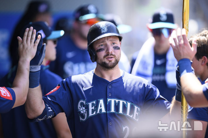 [애너하임=AP/뉴시스] 미국 메이저리그 시애틀 매리너스의 포수 칼 롤리가 28일(한국 시간) 미국 캘리포니아주 애너하임의 에인절 스타디움에서 열린 LA 에인절스와의 MLB 경기에서 홈런을 친 후 더그아웃에서 동료들과 기뻐하고 있다. 2025.07.28.