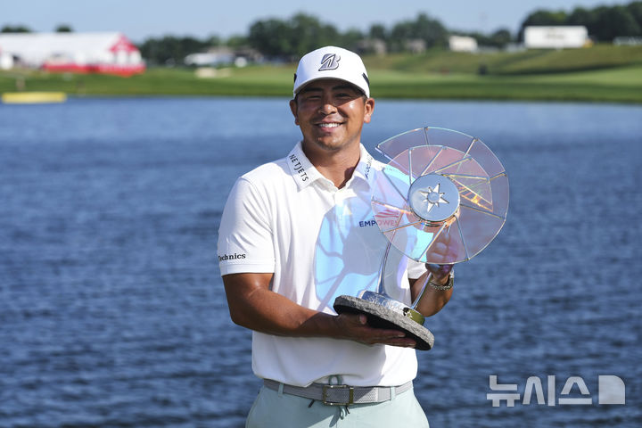 [블레인=AP/뉴시스] 커트 기타야마(미국)가 27일(현지 시간) 미 미네소타주 블레인의 TPC 트윈시티스에서 열린 미국프로골프(PGA) 투어 3M 오픈 정상에 올라 트로피를 들고 포즈를 취하고 있다. 기타야마는 최종 합계 23언더파 261타로 우승하며 투어 2승째를 올렸다. 2025.07.28.