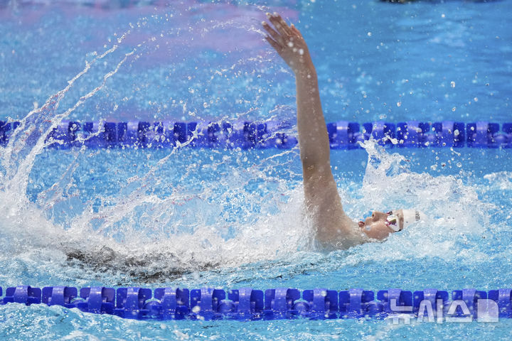 [싱가포르=AP/뉴시스] 김승원이 28일(현지 시간) 싱가포르 스포츠 허브 아쿠아틱 센터에서 열린 2025 세계수영연맹(WA) 세계선수권대회 여자 배영 100m 예선 경기를 펼치고 있다. 2025.07.28.