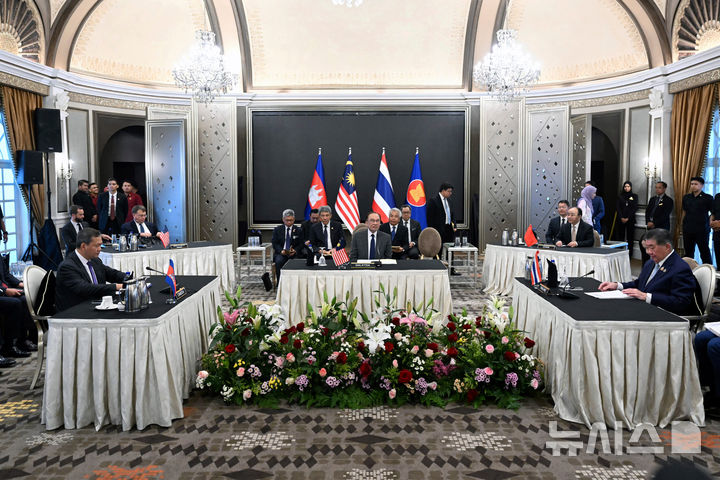 [푸트라자야=AP/뉴시스] 안와르 이브라힘(가운데) 말레이시아 총리가 28일(현지 시간) 말레이시아 푸트라자야 총리 관저에서 훈 마네트(왼쪽) 캄보디아 총리와 품탐 웨차야차이 태국 총리 권한대행의 휴전 회담을 주재하고 있다. 2025.07.28.