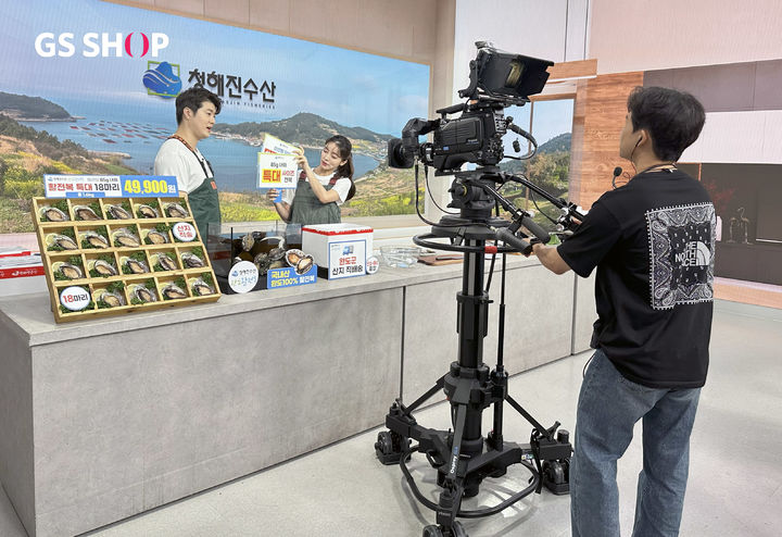 [서울=뉴시스] GS샵이 중소기업 판로 확대를 위해 추진 중인 '홈쇼핑 판매 방송 지원 사업'의 최종 참가 대상 기업을 선정하고 방송 영상 제작에 본격 돌입했다고 28일 밝혔다. (사진=GS리테일 제공) *재판매 및 DB 금지