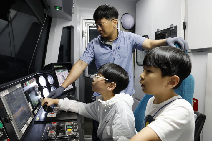 [서울=뉴시스] 열차 운행 체험. 2025.07.28. (사진=서울교통공사 제공) *재판매 및 DB 금지