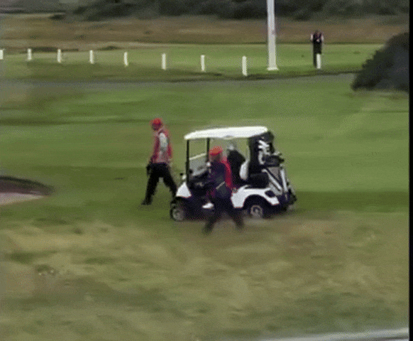 [뉴시스] 트럼프의 '부정 골프' 추정 영상. (영상=엑스 캡처) 2025.07.27