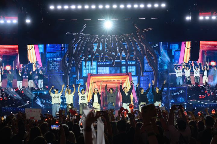 [서울=뉴시스] 스트레이 키즈 월드투어 dominATE_프랑크푸르트 도이체 방크 파르크 공연. (사진 = JYP엔터테인먼트 제공) 2025.07.28. photo@newsis.com *재판매 및 DB 금지