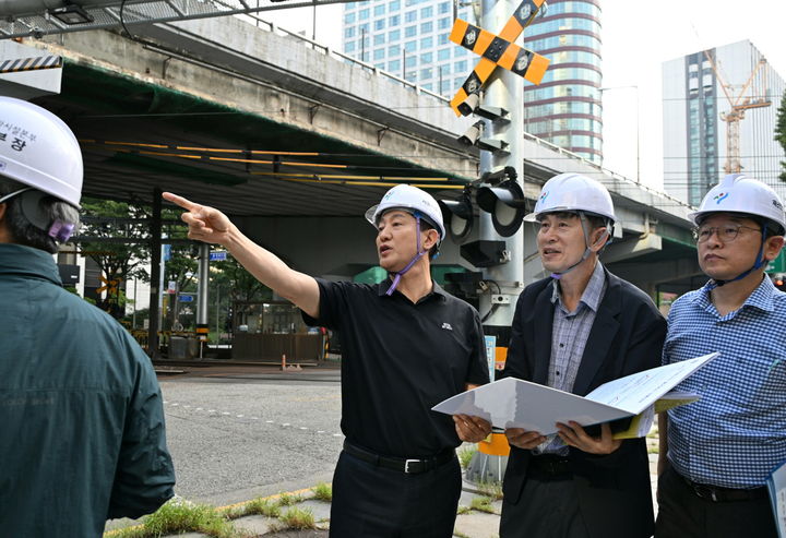 [서울=뉴시스] 오세훈 서울시장이 28일 오전 중구 서소문고가차도 철거를 앞두고 현장을 방문해 주변 교통 흐름을 확인하고 있다. 2025.07.28. (사진=서울시 제공) *재판매 및 DB 금지