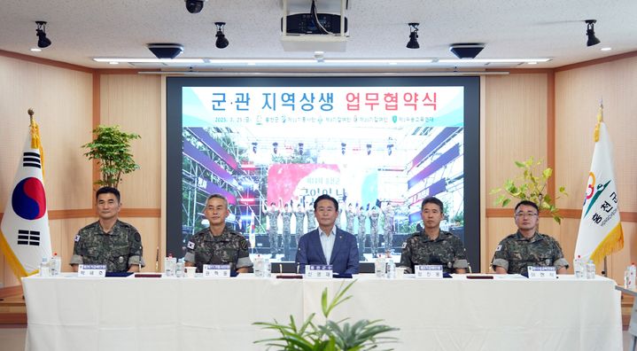 28일 홍천군(군수 신영재)은 관내 주둔 제11기동사단, 제3기갑여단, 제20기갑여단, 제1수송교육연대 등 4개 군부대와 함께 ‘군·관 지역 상생을 위한 업무협약’을 체결했다 고 밝혔다. 홍천군 제공. *재판매 및 DB 금지