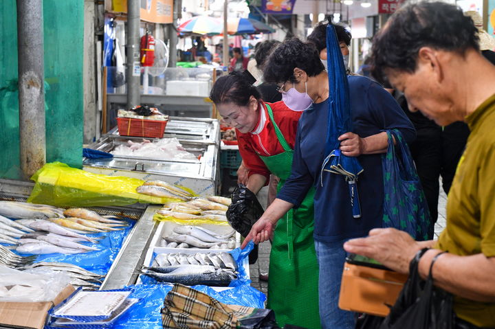 [영주=뉴시스] 시민들이 전통시장에서 수산물을 구입하고 있다. (사진=영주시 제공) 2025.07.28. photo@newsis.com *재판매 및 DB 금지