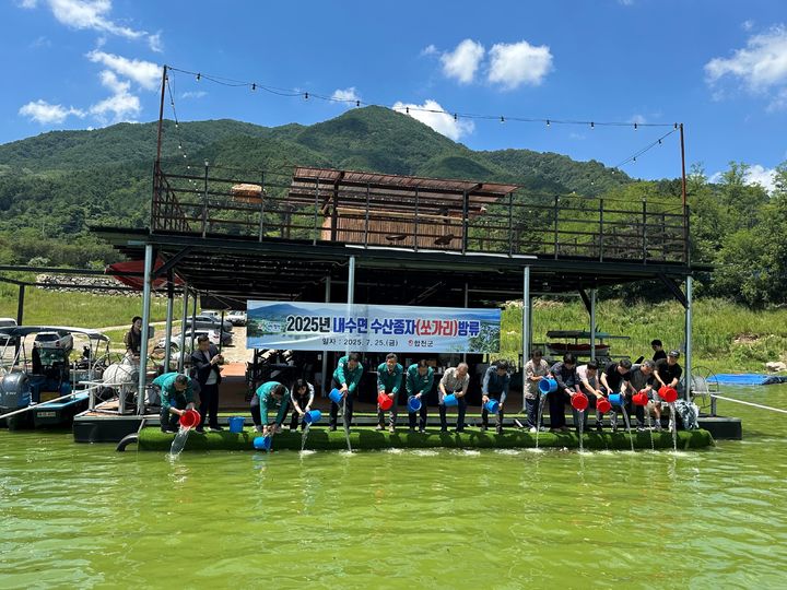 [합천=뉴시스] 합천군, 합천호에 쏘가리 치어 1만 6000여 마리 방류 (사진=합천군 제공) 2025. 07. 28. photo@newsis.com *재판매 및 DB 금지