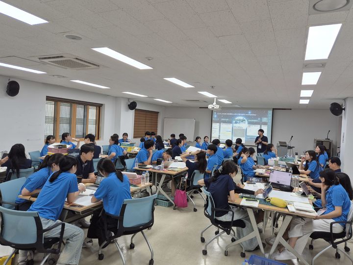 [안동=뉴시스] 지난해 창의융합 사제동행캠프. (사진=경북교육청 제공) 2025.07.28. photo@newsis.com *재판매 및 DB 금지