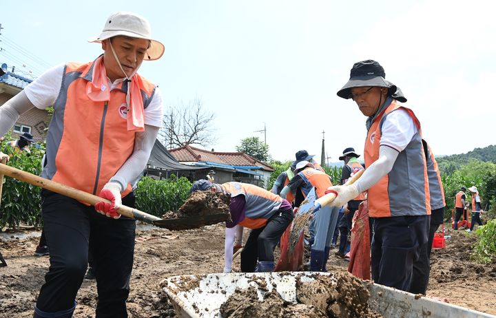 [세종=뉴시스] 한국전력공사는 폭우가 시작된 지난 16일부터 역대 최대 규모의 광역 지원체계를 가동하고 본사와 전국 사업소 비상근무 인력 9000여명을 긴급 투입해 실시간 대응에 나섰다고 28일 밝혔다. (사진=한전 제공) 2025.07.28. photo@newsis.com *재판매 및 DB 금지
