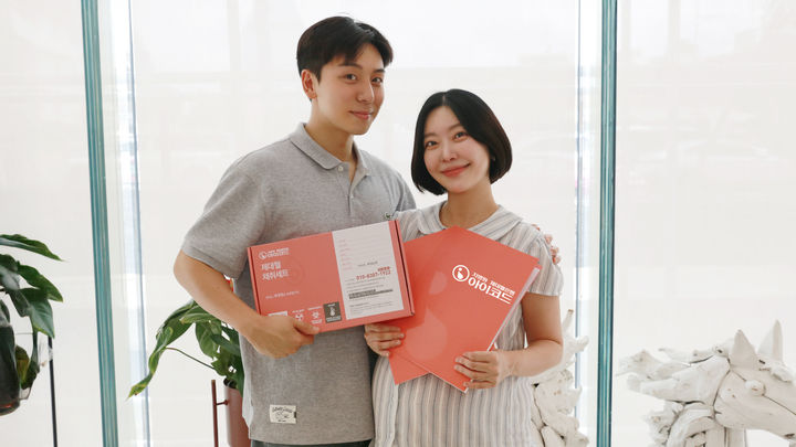 [서울=뉴시스] 레이디제인(오른쪽)이 남편인 배우 임현태 씨와 함께 아이코드 가입 증서를 들고 기념 사진을 찍고 있다. (사진=차바이오텍 제공) 2025.07.28. photo@newsis.com *재판매 및 DB 금지