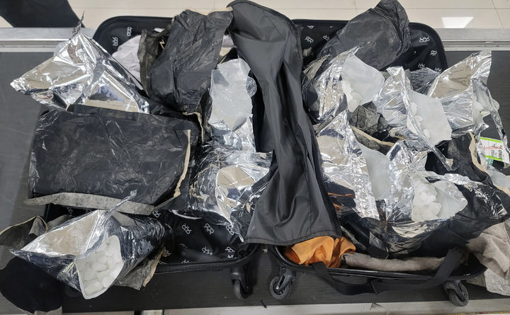 [서울=뉴시스] 사진은 A씨의 여행용 가방에서 적발된 케타민. 2025.07.28. (사진=김포공항세관 제공) photo@newsis.com *재판매 및 DB 금지