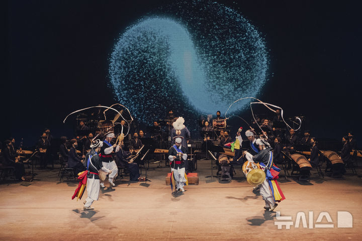 [서울=뉴시스]'판놀음' 공연 장면. (사진=국립국악원 제공)