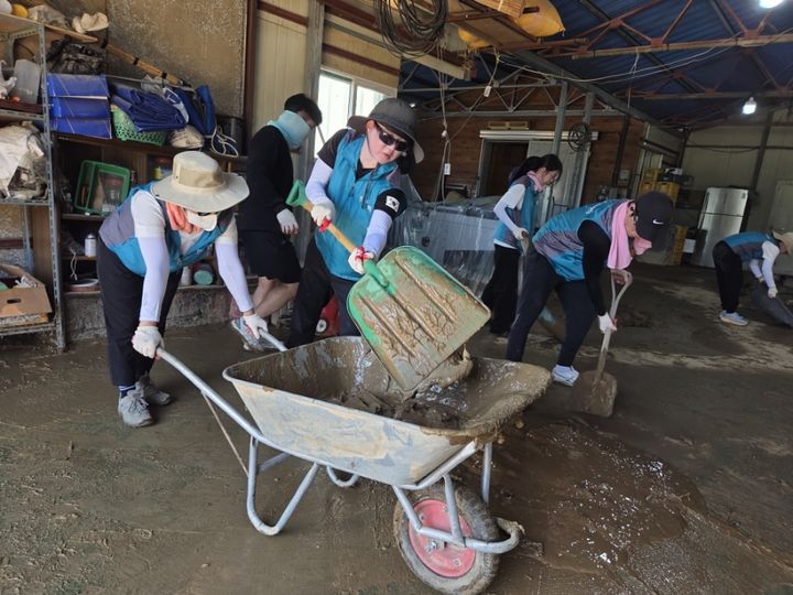 [창원=뉴시스]렛츠런파크 부산경남, 경남 산청 수해 복구 봉사.(사진=렛츠런파크 부산경남 제공)2025.07.28.photo@newsis.com *재판매 및 DB 금지