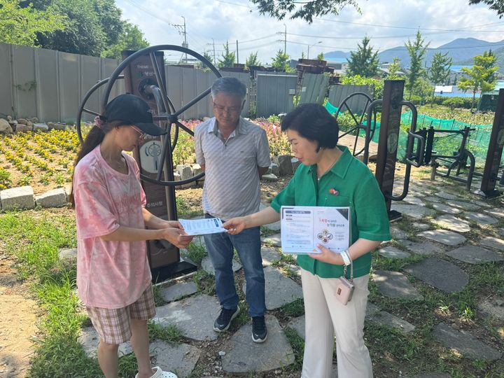 [양산=뉴시스] 양산시농업기술센터가 농업인의 온열질환 피해를 줄이기 위한 예찰활동을 하고 있다. (사진=양산시 제공) 2025.07.28. photo@newsis.com *재판매 및 DB 금지