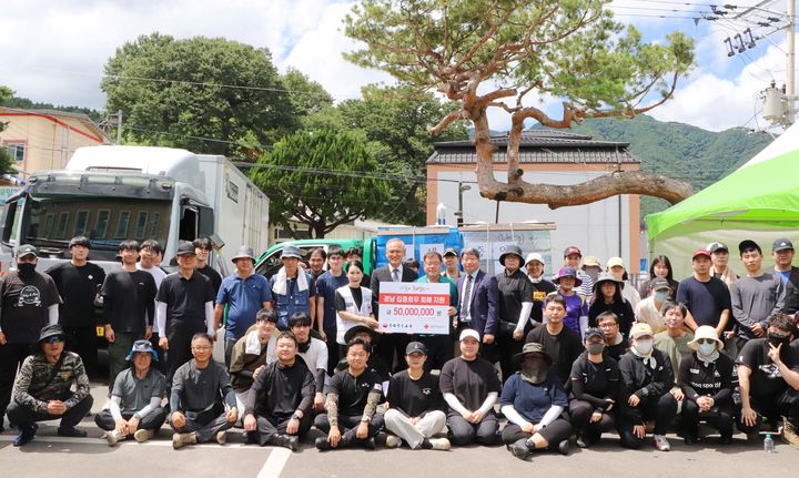 [창원=뉴시스]연세중앙교회, 경남 집중호우 피해 성금 5000만원 등 전달.(사진=경남적십자사 제공) 2025.07.28.photo@newsis.com *재판매 및 DB 금지