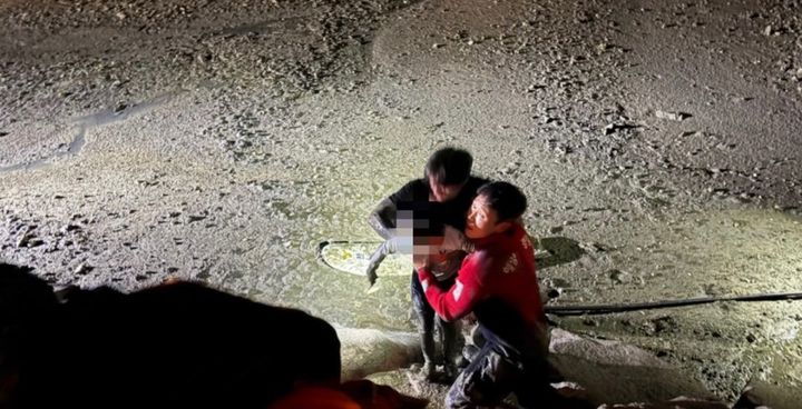 [신안=뉴시스] 목포해경이 27일 오후 10시20분께 전남 신안군 전남 신안군 증도 짱뚱어 다리 주변 갯벌에서 해루질 도중 고립된 관광객들을 구조하고 있다. (사진=목포해경 제공) 2025.07.28. photo@newsis.com *재판매 및 DB 금지