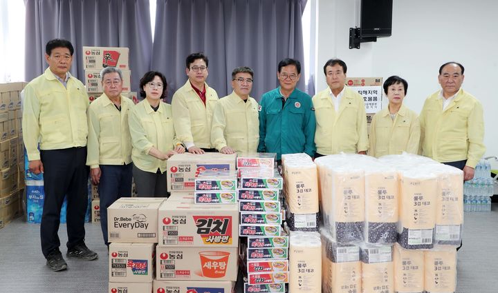 [함양=뉴시스] 함양군의회, 집중호우 피해지역 찾아 이웃사랑 실천 (사진=함양군의회 제공) 2025. 07. 28. photo@newsis.com *재판매 및 DB 금지