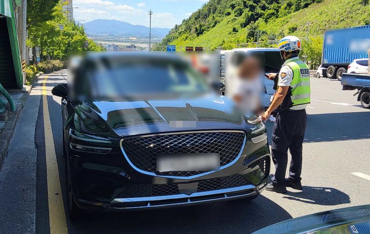 [부산=뉴시스] 대구에서 부산까지 음주 운전을 하며 이를 인터넷 방송으로 생중계한 40대 BJ가 경찰에 붙잡혔다. (사진=부산경찰청 제공) 2025.07.28. photo@newsis.com *재판매 및 DB 금지