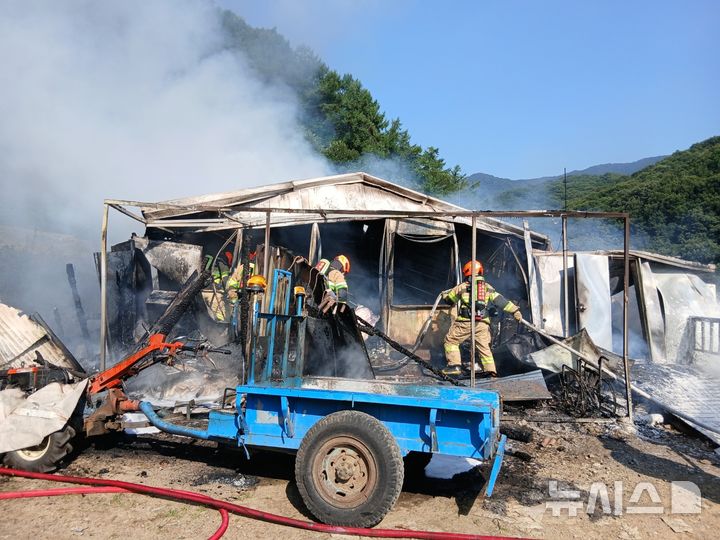 [진천=뉴시스] 28일 오전 충북 진천군 광혜원면의 단독주택에서 불이나 소방대원들이 진화작업을 벌이고 있다. (사진= 진천소방서 제공) 2025.07.28. photo@newsis.com *재판매 및 DB 금지