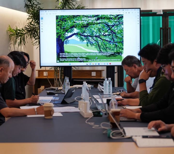 [서울=뉴시스] 김정완(오른쪽 첫번째) 매일유업 회장이 수목원 조성 계획 회의에 참석하고 있다. (사진=김정완 회장 SNS 캡처)&nbsp;&nbsp; *재판매 및 DB 금지