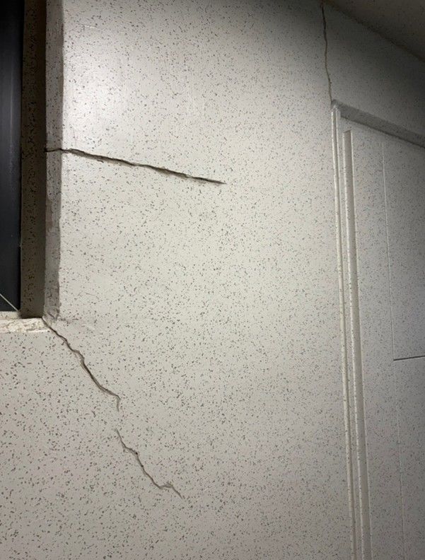 서울 강동구 둔촌동 ‘올림픽파크포레온’ 3단지에 발생한 균열 이미지. 사진 = 온라인 커뮤니티 *재판매 및 DB 금지