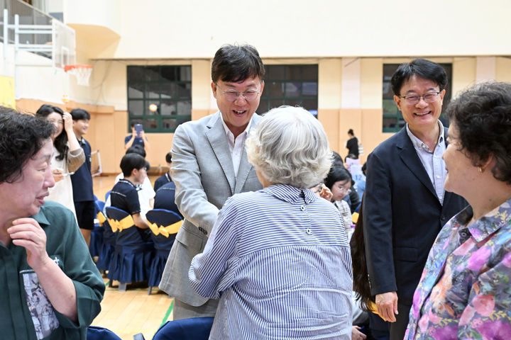 [안산=뉴시스] 이민근 안산시장이 주민총회에 참석한 주민들과 인사를 나누고 있다.(사진=안산시 제공02025,07.28.photo@newsis.com *재판매 및 DB 금지