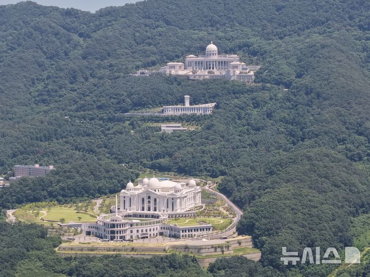 [서울=뉴시스] 경기 가평군 통일교 천원궁(아래부터), 천승전, 천정궁박물관 모습. (사진=독자 제공). 2025.07.28. photo@newsis.com 